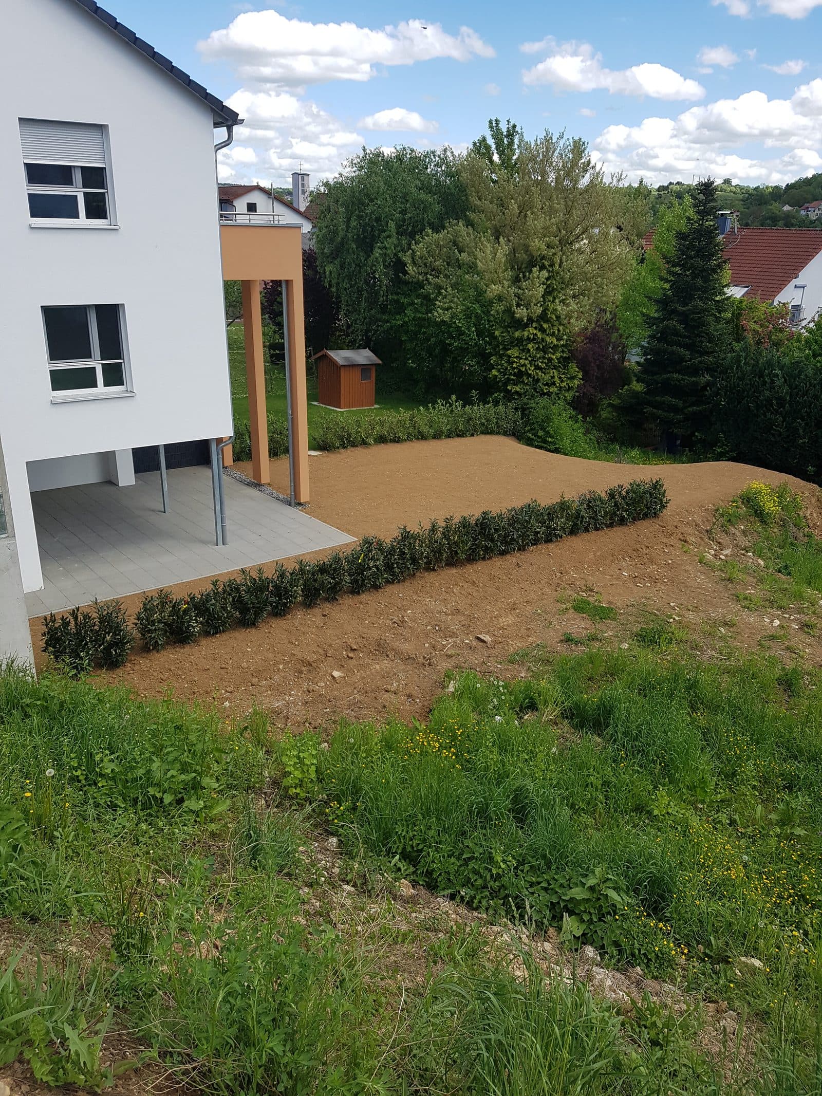Vorbereitete Gartenfläche für Erd- und Pflanzarbeiten