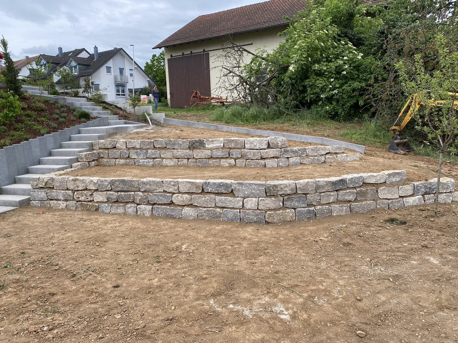 Natursteinmauer als Einfassung einer Außenanlage