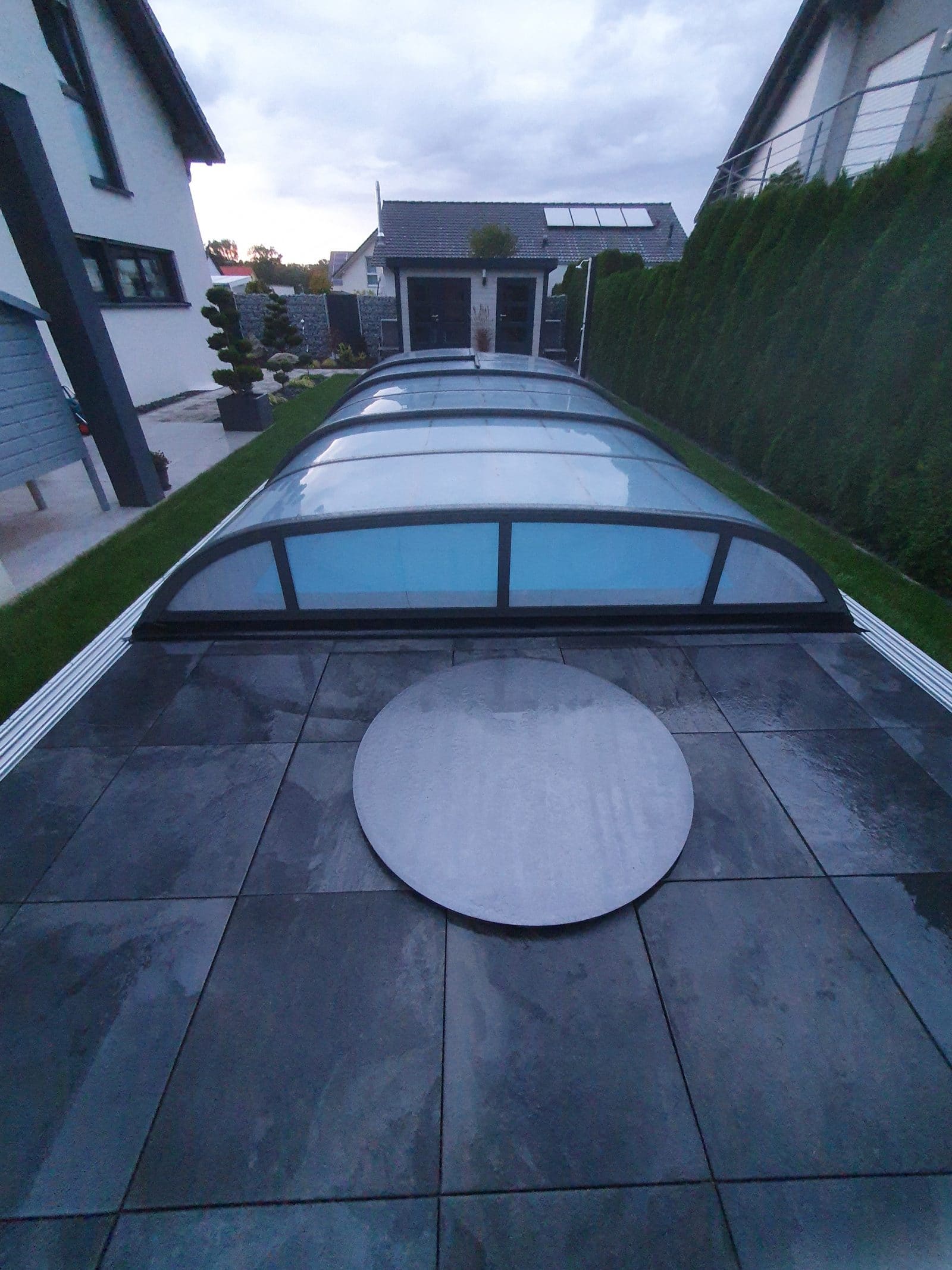 Gestalteter Pool- und Teichbereich